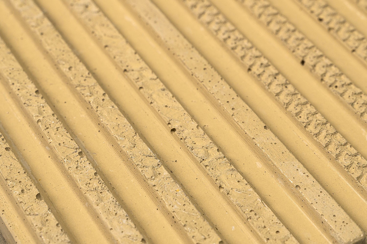 COMDES - Okrová betonová dlažba s vodící linií